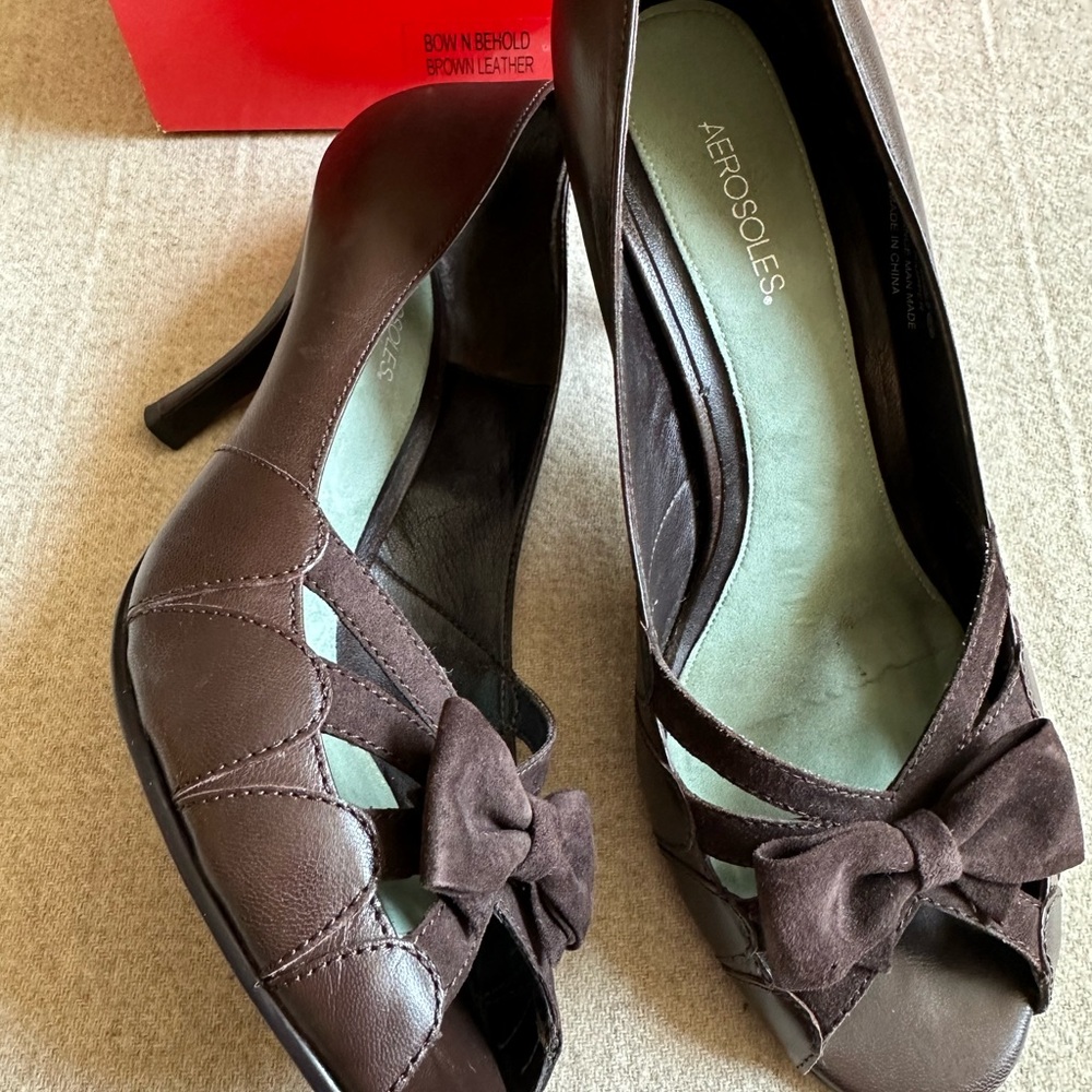 Aerosols brown leather open toe pumps Bow N Behold style Size 7.5
